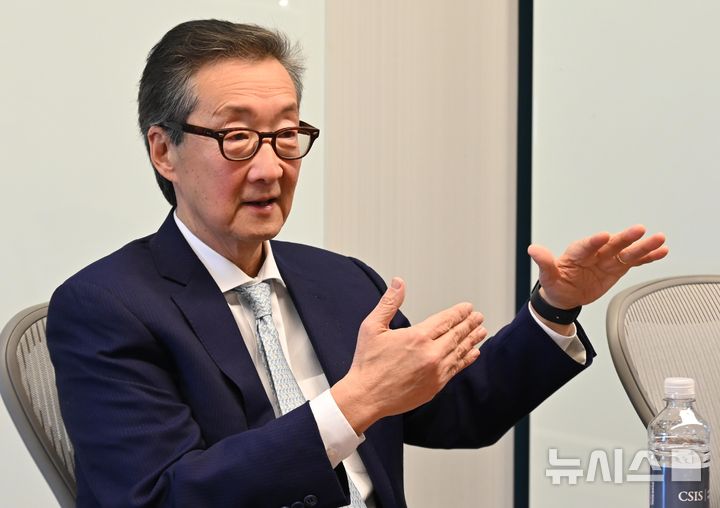 [워싱턴=뉴시스]윤정민 기자 = 빅터 차 미 싱크탱크 전략국제문제연구소(CSIS) 한국석좌가 지난달 12일(현지 시간) 미국 워싱턴DC의 CSIS에서 뉴시스와 인터뷰하고 있다. alpaca@newsis.com. 2026.01.01. 