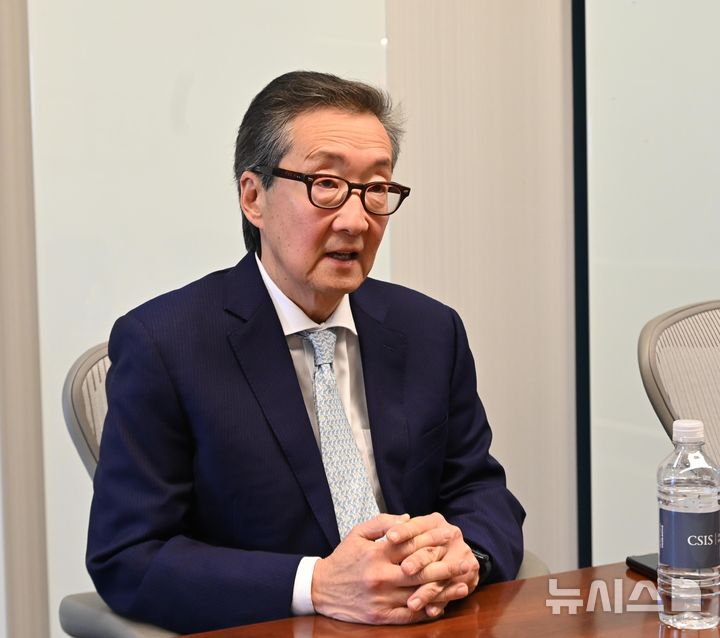 [워싱턴=뉴시스]윤정민 기자 = 빅터 차 미 싱크탱크 전략국제문제연구소(CSIS) 한국석좌가 지난달 12일(현지 시간) 미국 워싱턴DC의 CSIS에서 뉴시스와 인터뷰하고 있다. alpaca@newsis.com. 2026.01.01. 