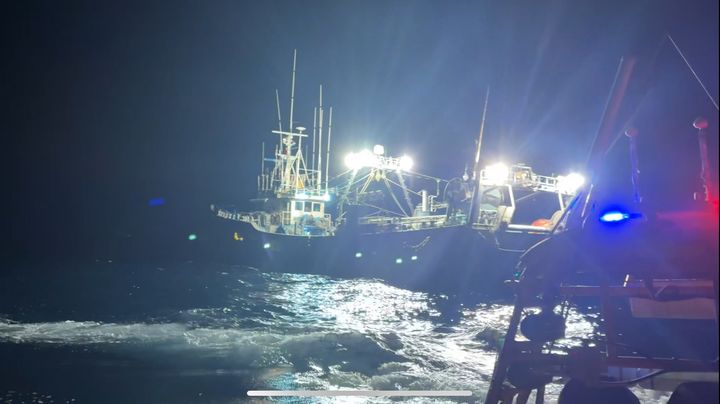 [부산=뉴시스] 28일 오후 9시10분께 부산 홍도 인근 해상에서 음주 운항을 한 선박 A호(40t·승선원 8명)의 선장 B(60대)씨가 해상교통안전법 위반 혐의로 입건돼 조사를 받고 있다. (사진=부산해양경찰서 제공) 2025.12.28. photo@newsis.com *재판매 및 DB 금지