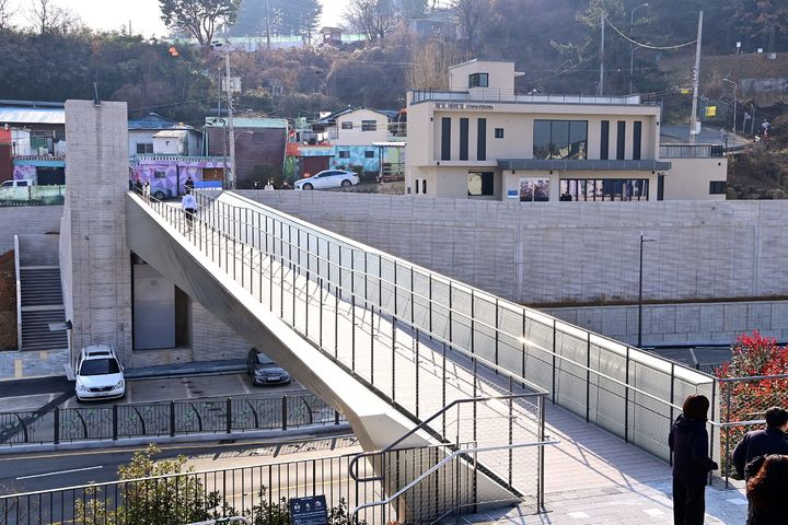 [진주=뉴시스]진주시, '망경공원 보행육교·산책로' 설치 완료.(사진=진주시 제공).2025.12.29.photo@newsis.com *재판매 및 DB 금지