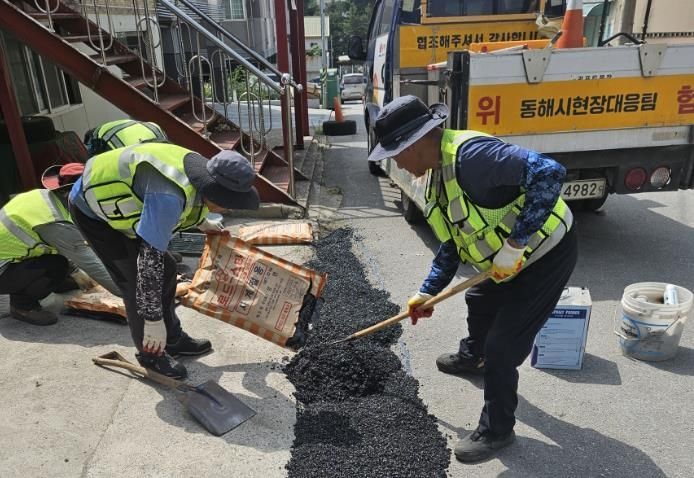 [동해=뉴시스] 동해시 현장대응 기동처리반이 민원처리에 나서고 있다.(사진=동해시 제공)photo@newsis.com *재판매 및 DB 금지
