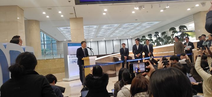 이강행 우리금융 임추위원장이 29일 우리은행 본점에서 차기 회장 후보자 선정 결과를 발표하고 있다. *재판매 및 DB 금지