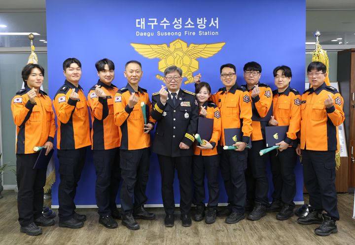 [대구=뉴시스] 대구 수성소방서는 2025년 하반기 구급분야 현장활동 우수 구급대원에 대한 서장 표창 수여식과 하트세이버·브레인세이버 증서 수여식을 개최했다. (사진 = 대구 수성소방서 제공) 2025.12.29. photo@newsis.com *재판매 및 DB 금지
