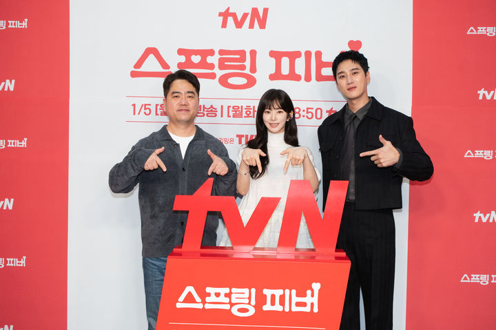 [서울=뉴시스] tvN 새 월화드라마 '스프링 피버'의 박원국 감독, 배우 이주빈, 안보현.(사진=tvN 제공) 2025.12.29. photo@newsis.com *재판매 및 DB 금지