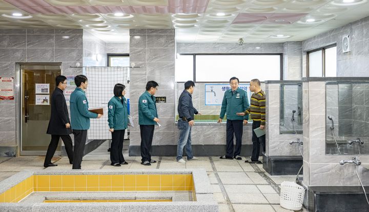[울산=뉴시스] 울산 북구지역 공공목욕탕인 중산행복샘이 구조 보강과 환경 개선 공사를 마치고 지난 27일부터 영업을 다시 시작한 가운데 박천동 북구청장과 관계 공무원들이 시설을 살펴보고 있다. (사진=울산 북구 제공) photo@newsis.com *재판매 및 DB 금지