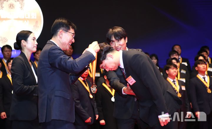 [포항=뉴시스] 송종욱 기자 = 현대제철 봉강제강팀 정태은 밸런스(Balance) 분임조 팀장이 '제51회 국가품질경영대회 시상식'에서 금상 메달을 받고 있다. (사진=현대제철 제공) 2025.12.29. photo@newsis.com