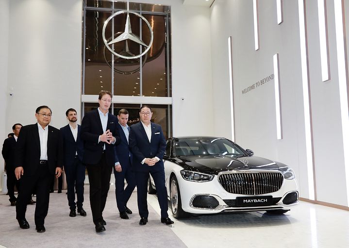 [서울=뉴시스] 왼쪽부터 노재봉 HS효성더클래스 대표이사, 옌스 쿠나스 메르세데스-벤츠 그룹 AG 승용부문 세일즈 총괄, 올라 칼레니우스 메르세데스-벤츠 그룹 AG CEO, 마티아스 바이틀 메르세데스-벤츠 코리아 대표이사, 조현상 HS효성 부회장이 마이바흐 브랜드센터 서울에서 비즈니스 방안 등을 논의하고 있다. (사진=메르세데스-벤츠 코리아 제공) photo@newsis.com *재판매 및 DB 금지