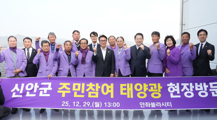 [신안=뉴시스] 김민석 국무총리와 김영록 전남지사가 29일 신안 안좌솔라시티 태양광 발전단지를 방문, 협동조합원들과 기념촬영을 하고 있다. (사진 = 전남도 제공). 2025.12.29. photo@newsis.com *재판매 및 DB 금지