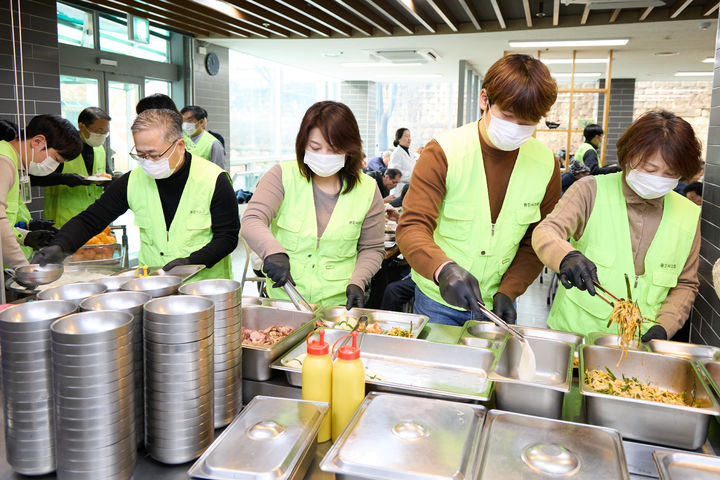 [용인=뉴시스] 경기 용인시의회 의원들의 복지관 배식봉사. (사진=용인시의회 제공) 2025.12.29. photo@newsis.com *재판매 및 DB 금지