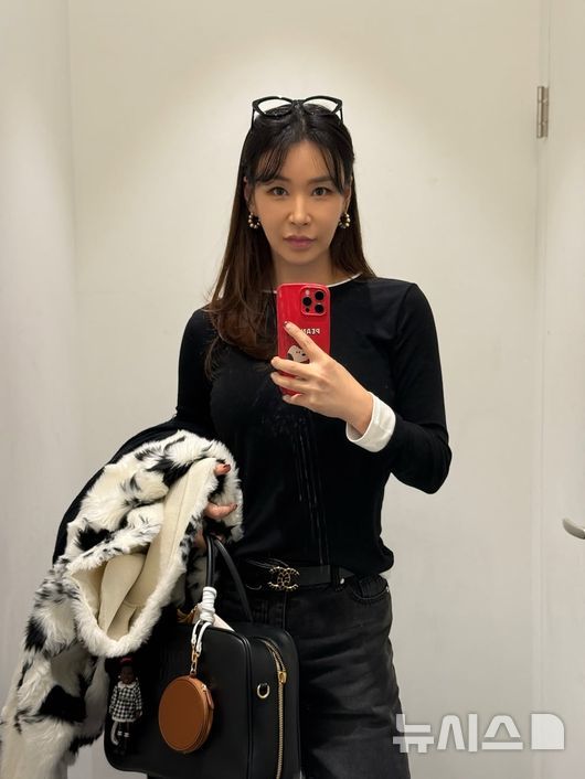 [서울=뉴시스] 안무가 배윤정이 다이어트 성공 이후 미모를 과시했다. 2025.12.29. (사진 = 배윤정 인스타그램 캡처) photo@newsis.com *재판매 및 DB 금지