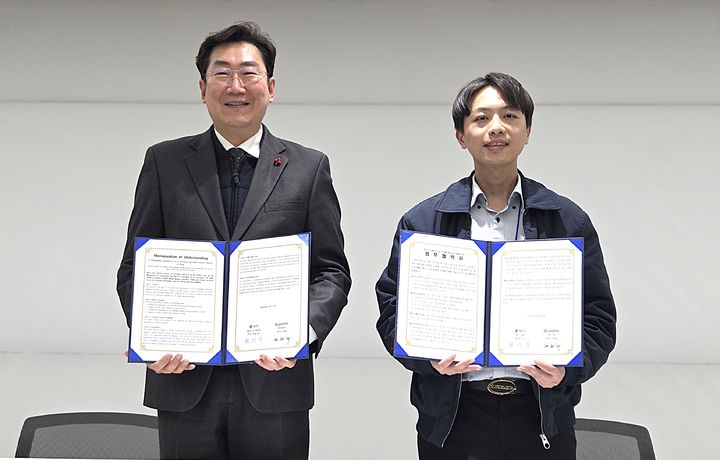 [원주=뉴시스] 이덕화 기자 = 29일 강원 원주시 연세대학교 미래캠퍼스에서 원주시와 리드텍코리아가 디지털헬스케어 인공지능(AI) 산업 협력을 위한 업무협약을 체결한 가운데 원강수 원주시장(왼쪽)과 제리량 리드텍 회장이 기념촬영을 하고 있다. 2025.12.29. wonder8768@newsis.com *재판매 및 DB 금지