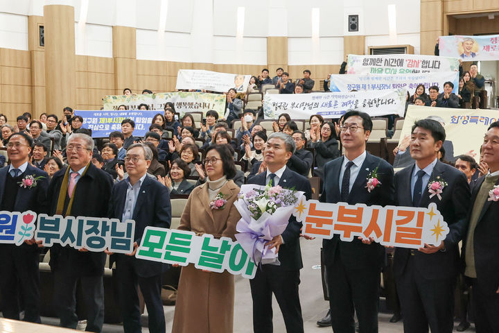 [화성=뉴시스]정구원 화성시 제1부시장(사진 오른쪽 세 번째)이 29일 퇴임식에서 정명근 화성시장(사진 오른쪽 첫 번째), 배정수 화성시의회 의장(사진 오른쪽 첫 번째) 등과 기념촬영을 하고 있다.(사진=화성시 제공)2025.12.29.photo@newsis.com *재판매 및 DB 금지