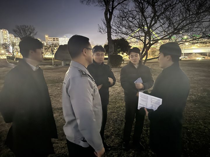 [광주=뉴시스] 광주 광산경찰서 범죄예방진단팀(CPO) 직원들이 광주시·환경공단 관계자와 황룡친수공원 범죄예방 환경설계 사업 추진을 위한 야간 합동진단을 하고 있다. (사진 = 광산경찰서 제공) 20205.12.29. photo@newsis.com *재판매 및 DB 금지