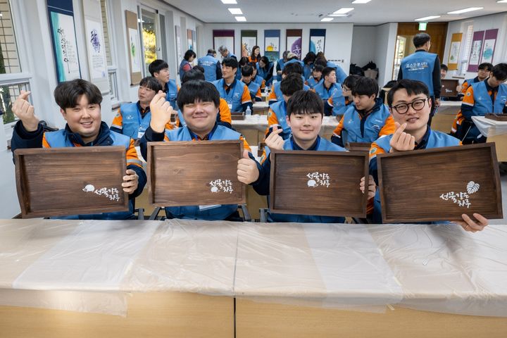 [광양=뉴시스] 광양제철소 신입사원들이 '나눔버스' 4대에 올라 사회복지시설 등을 방문해 봉사활동을 펼치고 있다. (사진=광양제철소 제공) 2025.12.29. photo@newsis.com *재판매 및 DB 금지