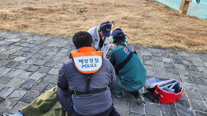 [서귀포=뉴시스] 29일 오후 서귀포해양경찰이 서귀포 마라도 방파제에서 낚시를 하다 추락한 50대 남성을 구조하고 응급조치를 하고 있다. (사진=서귀포해양경찰서 제공) 2025.12.29. photo@newsis.com *재판매 및 DB 금지