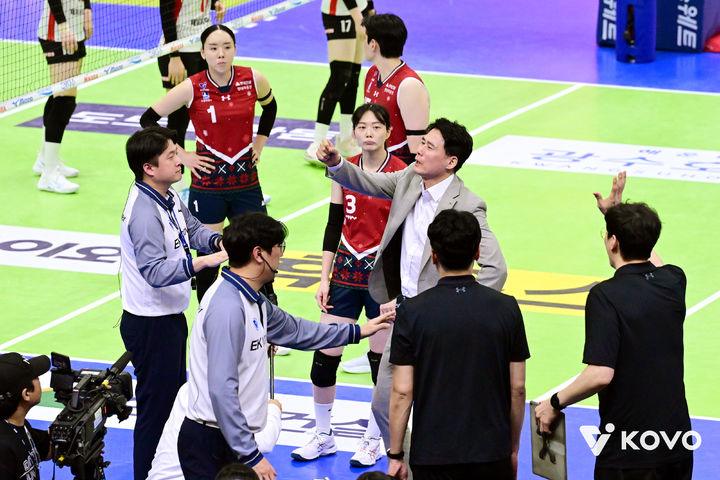 [서울=뉴시스] 여자 프로배구 현대건설의 강성형 감독이 9일 수원체육관에서 열린 진에어 2025~2026 V-리그 여자부 페퍼저축은행과의 경기에서 심판 판정에 대해 항의하고 있다. (사진=KOVO 제공) 2025.12.09. *재판매 및 DB 금지