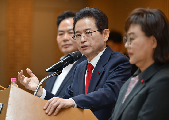 [안동=뉴시스] 이철우 경북지사(가운데)가 29일 도청에서 기자회견을 하고 있다. (사진=경북도 제공) 2025.12.29. photo@newsis.com *재판매 및 DB 금지