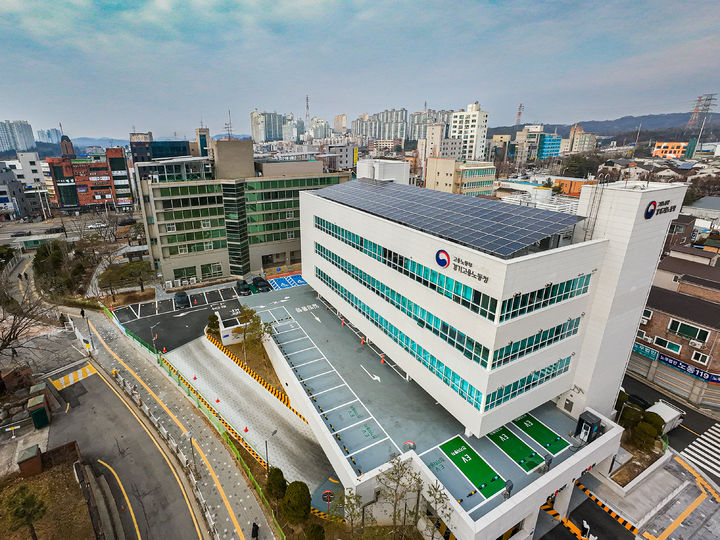 [수원=뉴시스] 경기지방고용노동청 전경 사진. (사진=경기지방고용노동청 제공) 2025.12.30. photo@newsis.com *재판매 및 DB 금지