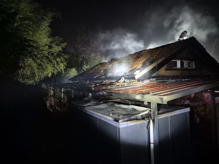 [예산=뉴시스] 29일 오후 5시41분께 충남 예산군 대흥면 하탄방리의 한 단독주택에서 불이 나 지붕에서 연기가 피어오르고 있다. (사진=예산소방서 제공) 2025.12.29. photo@newsis.com *재판매 및 DB 금지