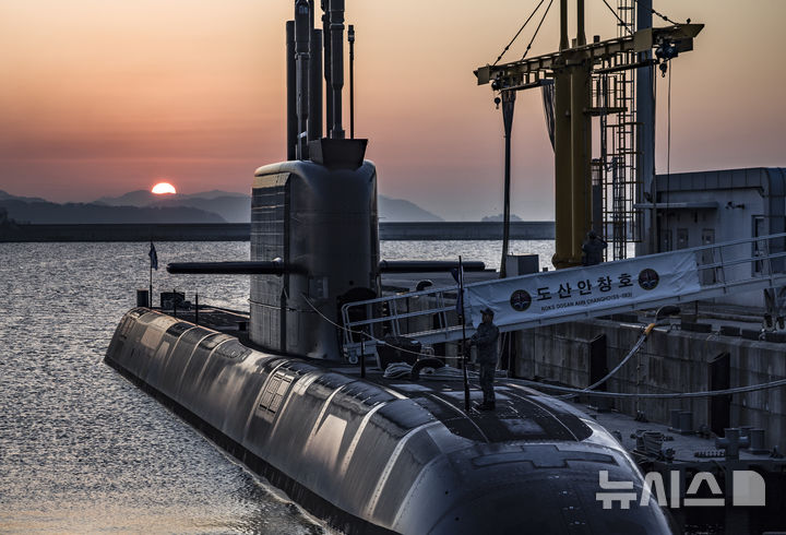 [진해=뉴시스] 김근수 기자 = 대한민국 핵심 국가전략부대인 해군 잠수함사령부 승조원들이 경남 진해시 해군 잠수함사령부에 정박된 국내 독자 설계·건조한 3,000톤급 잠수함 1번함 ‘도산안창호함’에서 떠오르는 태양 뒤로 연말 대비태세를 위해 출항 준비를 하고 있다.대한민국 해군은 2026년을 기점으로 잠수함 전력의 비중과 역할이 한층 확대되는 국면에 들어설 것으로 전망된다. 캐나다 해군 잠수함 도입 사업 수주 가능성과 맞물리며, 해군 잠수함 전력은 국가 안보의 핵심 자산이자 K-방산을 뒷받침하는 전략적 전력으로 주목받고 있다.지난 10월 국내에서 개최된 APEC 정상회의를 계기로 잠수함 전력 고도화가 진전을 보이면서, 대양해군을 지향해온 대한민국 해군의 구상도 정책과 사업 단계로 구체화되고 있다. 잠수함 전력 확충은 해양 작전 환경 전반에 변화를 가져올 핵심 과제로 평가된다.특히 캐나다 해군 잠수함 도입 사업은 약 60조 원 규모로 추산되는 K-방산 역사상 최대급 해양 무기체계 수출 가능 사업으로 꼽힌다. 이 사업은 국내 잠수함 기술의 경쟁력을 국제 무대에서 검증하는 계기가 될 것으로 보인다.아울러 3,600톤급 차기 잠수함 건조 사업인 ‘장보고-III 배치-II’가 국내 독자 기술로 추진되면서, 대한민국 해군은 잠수함 전력을 중심으로 한 수중 작전 역량을 단계적으로 강화해 나갈 전망이다.이러한 흐름 속에서 2026년은 해군 잠수함 전력이 국가 안보와 K-방산에서 차지하는 전략적 비중이 더욱 커지는 전환점이 될 것으로 전망된다. 2025.12.31. ks@newsis.com