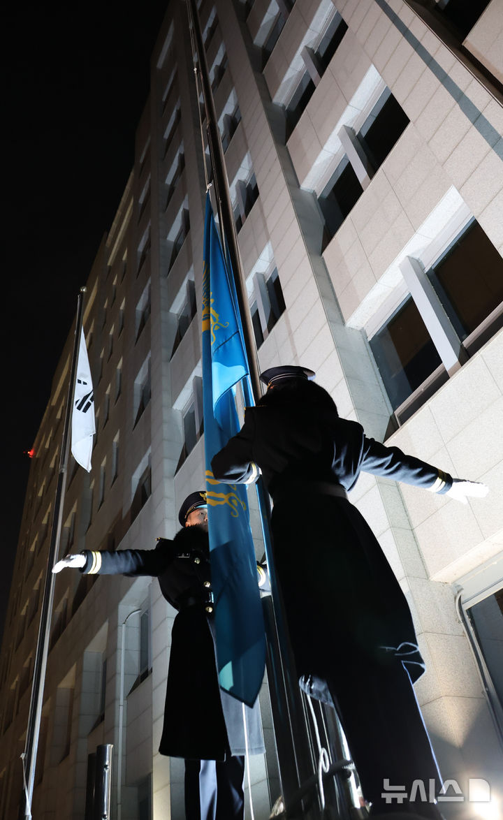 [서울=뉴시스] 고범준 기자 = 29일 서울 용산 대통령실 청사에서 101경비단이 봉황기를 하기하고 있다.&nbsp; 이재명 대통령은 29일 월요일부터 청와대 본관에서 공식 업무에 돌입한다. 이로써 지난 2022년 5월 시작된 대통령실 '용산 시대'는 3년 7개월여 만에 막을 내리게 됐다. 2025.12.29. bjko@newsis.com