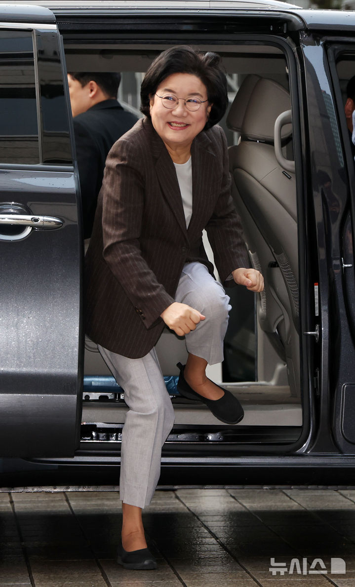 [서울=뉴시스] 조성우 기자 = 이혜훈 기획예산처 장관 후보자가 29일 오전 서울 중구 예금보험공사에 마련된 인사청문회 준비 사무실로 출근하고 있다. 2025.12.29. xconfind@newsis.com