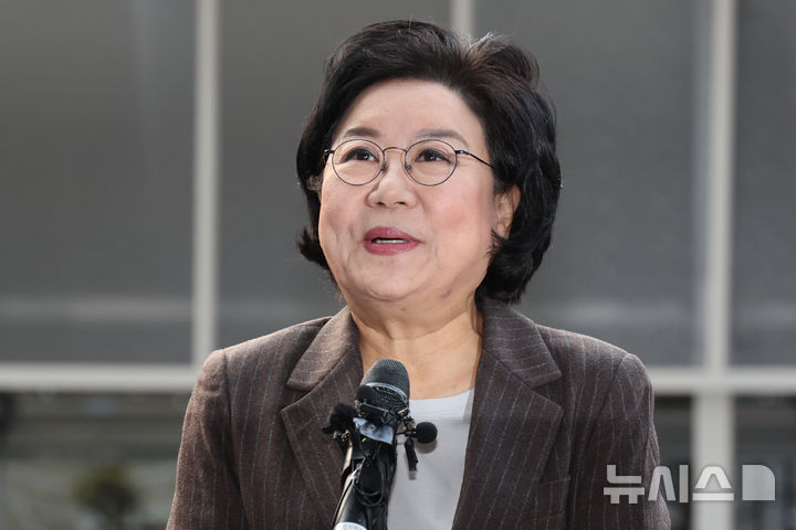 [서울=뉴시스] 조성우 기자 = 이혜훈 기획예산처 장관 후보자가 29일 오전 서울 중구 예금보험공사에 마련된 인사청문회 준비 사무실로 출근하며 지명 소감을 밝히고 있다. 2025.12.29. xconfind@newsis.com