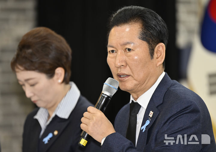 [무안=뉴시스] 박기웅 기자 = 정청래 더불어민주당 대표가 29일 오전 전남 무안군 승달문화예술회관에서 열린 현장 최고위원회의에서 발언하고 있다. 2025.12.29. photo@newsis.com