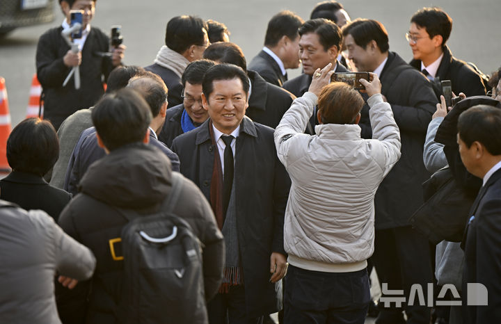 [무안=뉴시스] 박기웅 기자 = 정청래 더불어민주당 대표가 29일 오전 현장 최고위원회가 열리는 전남 무안군 승달문화예술회관에 도착해 지지자들과 인사를 나누고 있다. 2025.12.29. photo@newsis.com