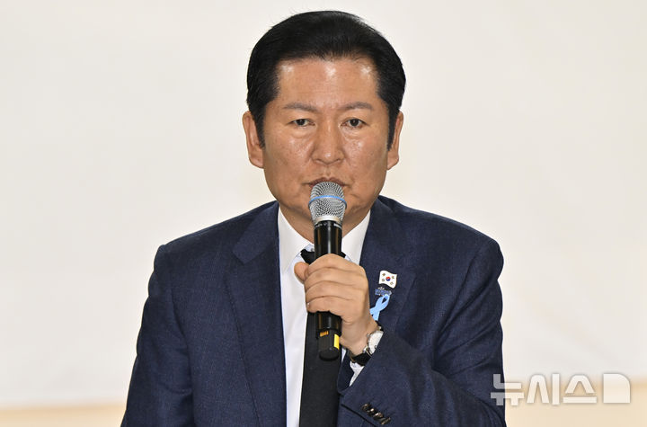 [무안=뉴시스] 박기웅 기자 = 정청래 더불어민주당 대표가 29일 오전 전남 무안군 승달문화예술회관에서 열린 현장 최고위원회의에서 발언하고 있다. 2025.12.29. photo@newsis.com