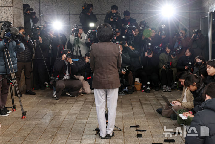 [서울=뉴시스] 조성우 기자 = 이혜훈 기획예산처 장관 후보자가 29일 오전 서울 중구 예금보험공사에 마련된 인사청문회 준비 사무실로 출근하며 지명 소감을 밝히고 있다. 2025.12.29. xconfind@newsis.com