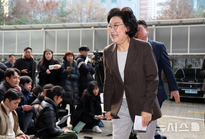 [서울=뉴시스] 조성우 기자 = 이혜훈 기획예산처 장관 후보자가 29일 오전 서울 중구 예금보험공사에 마련된 인사청문회 준비 사무실로 출근하고 있다. 2025.12.29. xconfind@newsis.com