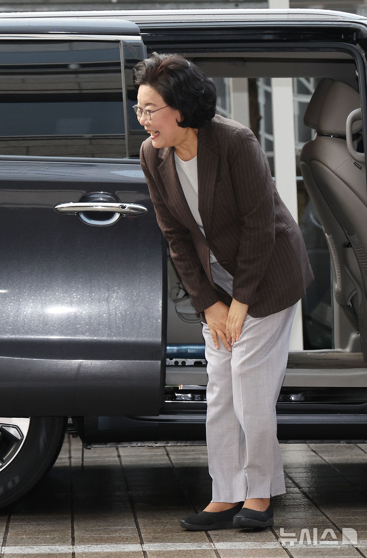[서울=뉴시스] 조성우 기자 = 이혜훈 기획예산처 장관 후보자가 29일 오전 서울 중구 예금보험공사에 마련된 인사청문회 준비 사무실로 출근하고 있다. 2025.12.29. xconfind@newsis.com