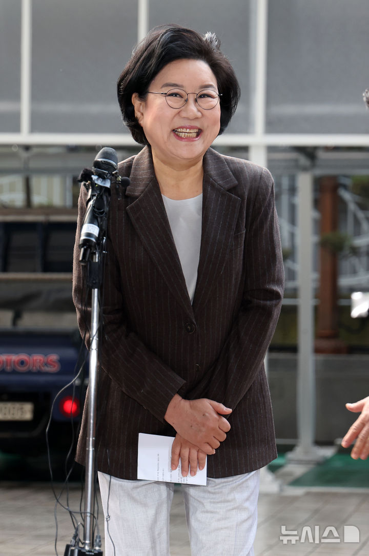 [서울=뉴시스] 조성우 기자 = 이혜훈 기획예산처 장관 후보자가 29일 오전 서울 중구 예금보험공사에 마련된 인사청문회 준비 사무실로 출근하며 지명 소감을 밝히고 있다. 2025.12.29. xconfind@newsis.com
