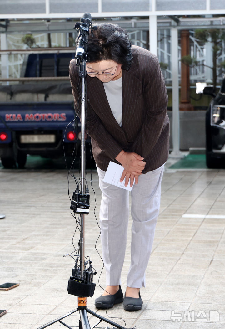 [서울=뉴시스] 조성우 기자 = 이혜훈 기획예산처 장관 후보자가 29일 오전 서울 중구 예금보험공사에 마련된 인사청문회 준비 사무실로 출근하며 지명 소감을 밝힌 뒤 인사하고 있다. 2025.12.29. xconfind@newsis.com