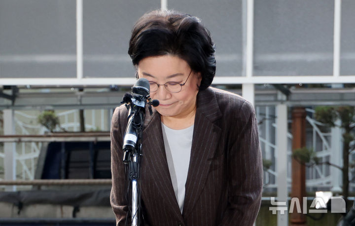 [서울=뉴시스] 조성우 기자 = 이혜훈 기획예산처 장관 후보자가 29일 오전 서울 중구 예금보험공사에 마련된 인사청문회 준비 사무실로 출근하며 지명 소감을 밝힌 뒤 인사하고 있다. 2025.12.29. xconfind@newsis.com