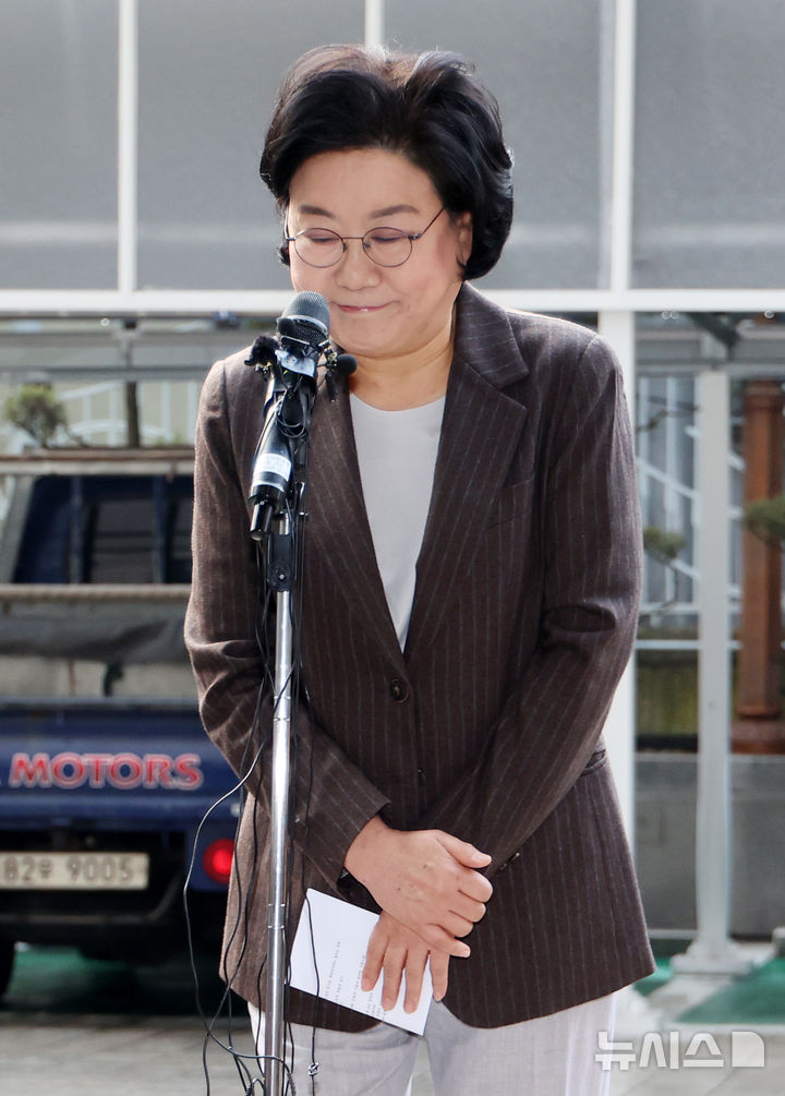 [서울=뉴시스] 조성우 기자 = 이혜훈 기획예산처 장관 후보자가 29일 오전 서울 중구 예금보험공사에 마련된 인사청문회 준비 사무실로 출근하며 지명 소감을 밝한 뒤 인사하고 있다. 2025.12.29. xconfind@newsis.com