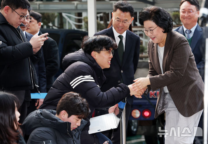 [서울=뉴시스] 조성우 기자 = 이혜훈 기획예산처 장관 후보자가 29일 오전 서울 중구 예금보험공사에 마련된 인사청문회 준비 사무실로 출근하며 취재진과 인사하고 있다. 2025.12.29. xconfind@newsis.com