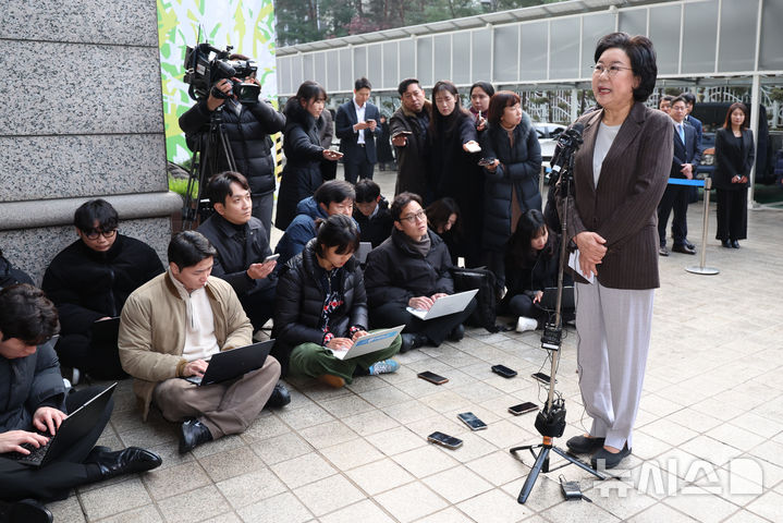 [서울=뉴시스] 조성우 기자 = 이혜훈 기획예산처 장관 후보자가 29일 오전 서울 중구 예금보험공사에 마련된 인사청문회 준비 사무실로 출근하며 소감을 밝히고 있다. 2025.12.29. xconfind@newsis.com