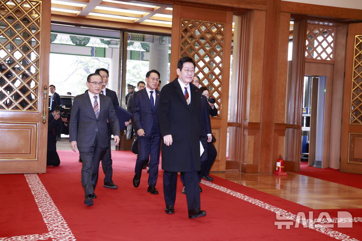 [서울=뉴시스] 최동준 기자 = 이재명 대통령이 29일 청와대로 첫 출근하고 있다. 대통령의 청와대 복귀는 2022년 5월 이후 3년 7개월 만이다. 2025.12.29. photocdj@newsis.com