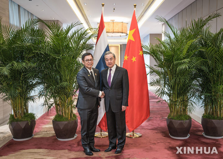 [위시(중 윈난성)=신화/뉴시스] 왕이 중국공산당 정치국 위원 겸 외교부장(오른쪽)이 28일 윈난성 위시에서 시하삭 푸앙껫깨우 태국 외교장관과 만나 악수하고 있다. 2025.12.29 