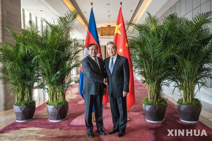 [위시(중 윈난성)=신화/뉴시스] 왕이 중국공산당 정치국 위원 겸 외교부장(오른쪽)이 28일 윈난성 위시에서 쁘락 소콘 캄보디아 부총리 겸 외교장관과 회담에 앞서 악수하고 있다. 2025.12.29 