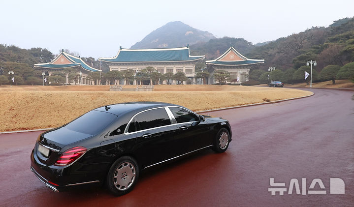 [서울=뉴시스] 최동준 기자 = 이재명 대통령이 청와대에서 집무를 시작하는 29일 이 대통령이 탄 차량이 청와대 본관으로 향하고 있다. 대통령의 청와대 복귀는 2022년 5월 이후 3년 7개월 만이다. (청와대통신사진기자단) 2025.12.29. photocdj@newsis.com