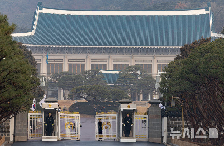 [서울=뉴시스] 최동준 기자 = 이재명 대통령이 청와대에서 집무를 시작하는 29일 청와대 정문이 열리고 있다. 대통령의 청와대 복귀는 2022년 5월 이후 3년 7개월 만이다. (청와대통신사진기자단) 2025.12.29. photocdj@newsis.com