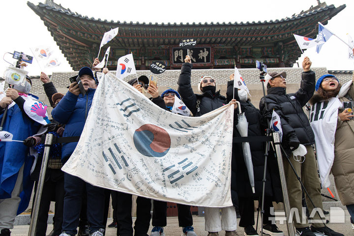 [서울=뉴시스] 최동준 기자 = 이재명 대통령이 청와대에서 집무를 시작하는 29일 청와대 앞에서 이 대통령 지지자들이 첫 출근을 응원하고 있다. 대통령의 청와대 복귀는 2022년 5월 이후 3년 7개월 만이다. (청와대통신사진기자단) 2025.12.29. photocdj@newsis.com