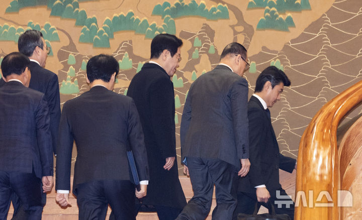 [서울=뉴시스] 최동준 기자 = 이재명 대통령이 29일 청와대로 첫 출근하고 있다.대통령의 청와대 복귀는 2022년 5월 이후 3년 7개월 만이다. 2025.12.29. photocdj@newsis.com