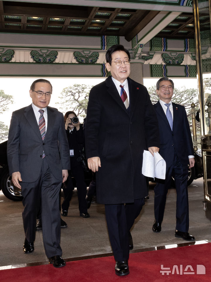 [서울=뉴시스] 최동준 기자 = 이재명 대통령이 29일 청와대로 첫 출근하고 있다.대통령의 청와대 복귀는 2022년 5월 이후 3년 7개월 만이다. 2025.12.29. photocdj@newsis.com