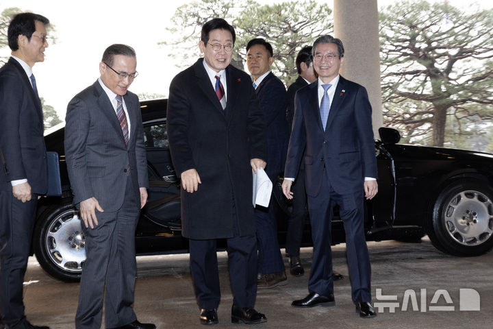 [서울=뉴시스] 최동준 기자 = 이재명 대통령이 29일 청와대로 첫 출근하고 있다. 대통령의 청와대 복귀는 2022년 5월 이후 3년 7개월 만이다. 2025.12.29. photocdj@newsis.com