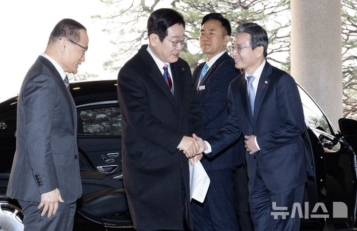 [서울=뉴시스] 최동준 기자 = 이재명 대통령이 29일 청와대로 첫 출근하며 위성락 안보실장과 악수하고 있다.대통령의 청와대 복귀는 2022년 5월 이후 3년 7개월 만이다. 2025.12.29. photocdj@newsis.com