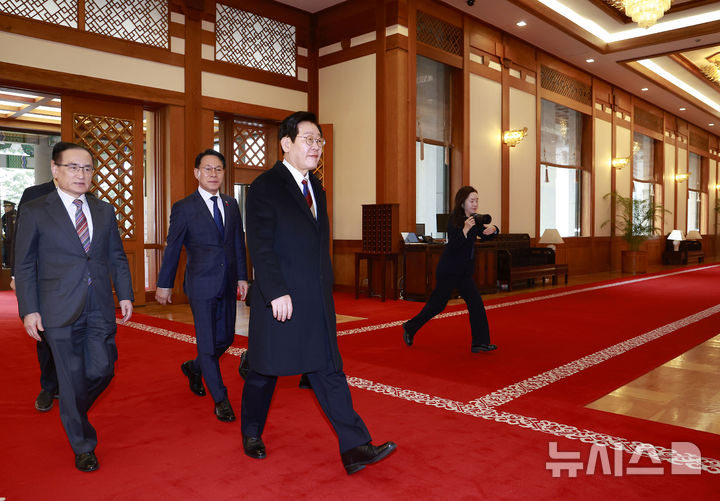 [서울=뉴시스] 최동준 기자 = 이재명 대통령이 29일 청와대로 첫 출근하고 있다. 대통령의 청와대 복귀는 2022년 5월 이후 3년 7개월 만이다. 2025.12.29. photocdj@newsis.com